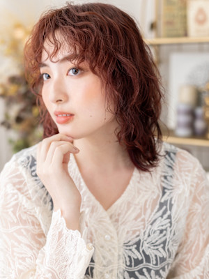 濡れ髪くるくるパーマミディアムボブウルフ　バーガンディ