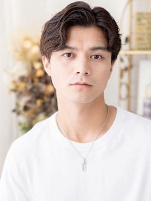 ビジネスにも◎黒髪リバースセンターパート　ツーブロパーマ