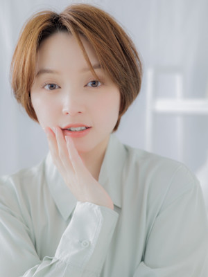 センターパート小顔ショートカットレイヤー　オリーブグリーン