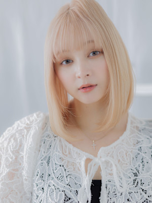 外国人風ホワイトブロンド切りっぱなしボブディシルバーベージュ