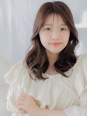 ゆるふわくびれカール大人ガーリーミディ　オリーブグリーン