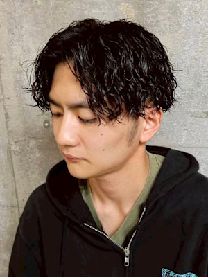 センターパートツイストスパイラルパーマ