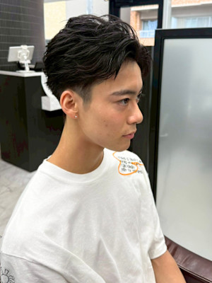 フェザーショート　ツーブロック　刈り上げ　爽やか　黒髪