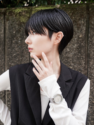 大人可愛い20代30代40代黒髪前下がりハンサムショート