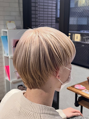 透け感ホワイトベージュのマッシュショート