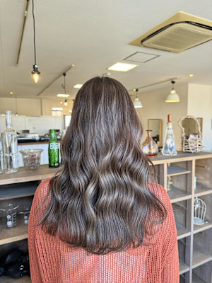 細めのハイライトで全体のトーンアップ