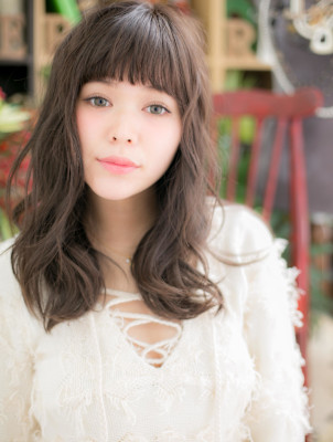 黒髪グレイアッシュ小顔くせ毛風大人巻き　チャンモリパーマ