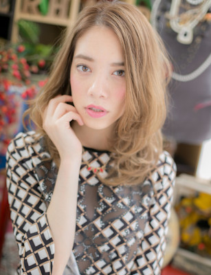 大人かわいいフォギーベージュウェーブパーマ　オリーブグリーン