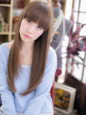 耳かけも◎厚めバングシルキー小顔ストレート　シャギーカット