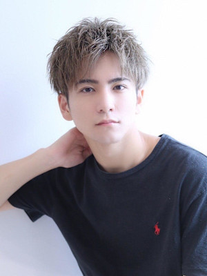 ハイミルクティーグレージュショート（ツーブロック刈り上げ）