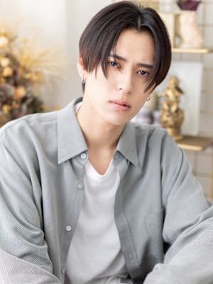 デコ出しツーブロック黒髪テクノカット　コンマセンターパート　