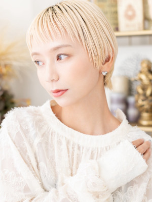 オン眉ホワイトブロンド小顔ショートウルフ　シルバーベージュ