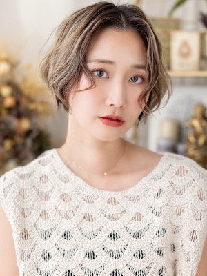 パラパラブリーチくせ毛風抜け感ショートボブ　プレイングカラー