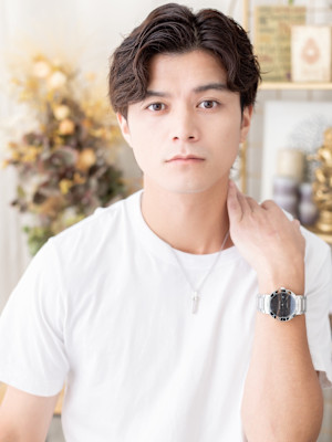 ビジネスにも◎黒髪リバースセンターパート　ツーブロパーマ