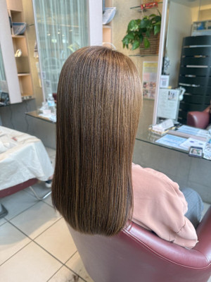 ナチュラルベージュの艶ストレート