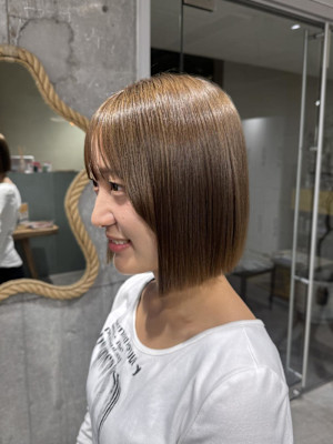 パツっとボブ×ブラウンベージュ