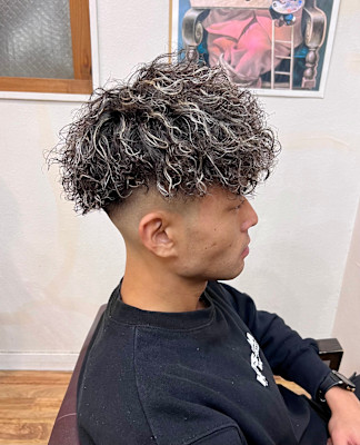 ハードツイストスパイラルパーマホワイトハイライト