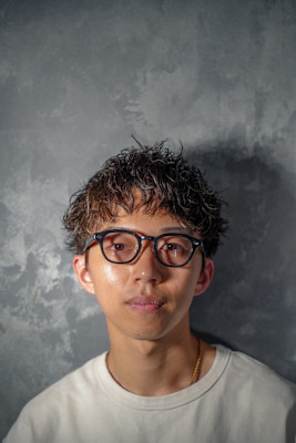 トレンドのパーマとカラーを強調した案