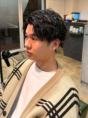 ツイストスパイラル　センターパート　黒髪　20代　30代