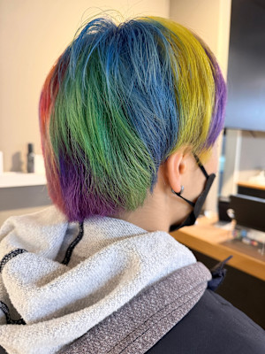 派手髪・ハイトーンカラー・デザインカラー・ブリーチ専門美容室