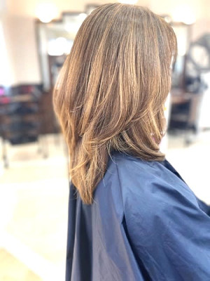 明るい白髪ぼかしハイライトカラー