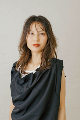 大人女性を格上げ！顔周りレイヤーで叶える韓国風くびれロング