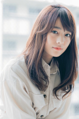 ナチュラルカラーのソフトミディアムヘア