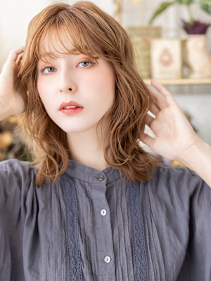 外国人風イヤリングカラーくびれパーマミディゆるふわミディアム