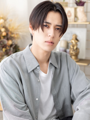 デコ出しツーブロック黒髪テクノカット　フェザーセンターパート