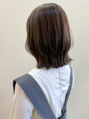 アッシュグレージュ ミディアムレイヤー 外ハネ ワンカール