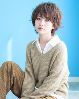 くすみブラウンの軽やかミディアムボブウルフ