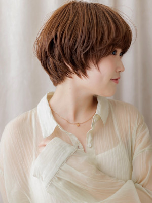 ヘーゼルブラウン丸みショートマッシュルームヘア30代40代