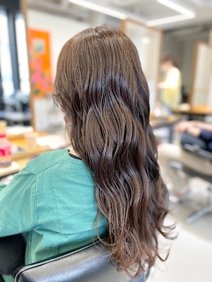 こっくりグレージュカラーの艶ロング