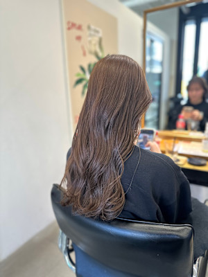 ブリーチなしの透明感グレージュカラーのゆる巻きロングヘア