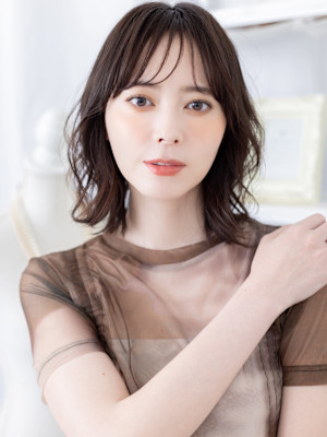 くせ毛風シースルーバングセミウェットヘア　ミディアムレイヤー