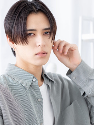 デコ出しツーブロック黒髪テクノカットセンターパートショート　