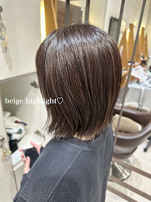 白髪ぼかしにも◎ナチュラルハイライトカラーグレージュボブ