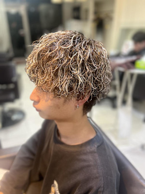 茶髪波巻きパーマ×メッシュ