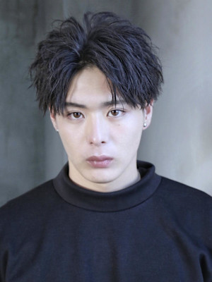 黒髪ツイストミニセンターパーマ