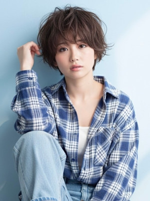 軽やかに揺れるショートボブレイヤー