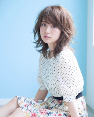 鎖骨ラインの軽やかセミロングウルフ