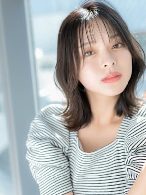 顔まわりレイヤーが可愛い外ハネミディ｜銀座の美容室