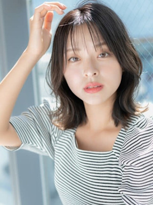 顔まわりレイヤーが可愛い外ハネミディ｜自由が丘美容室