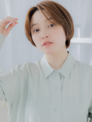 センターパート小顔ショートカットレイヤー　レイヤーショート