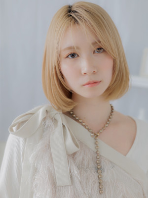 垢抜けハイトーンカラーミディアムレイヤー　ミニマルボブ