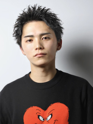 黒髪スパイキーパーマ