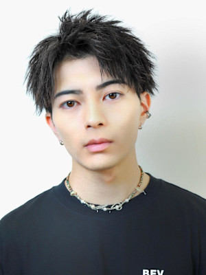 黒髪アップバングショート