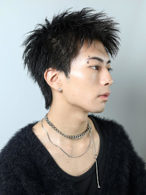 黒髪スパイキーパーマ