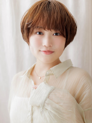 ヘーゼルブラウン丸みショートマッシュルームヘア30代40代