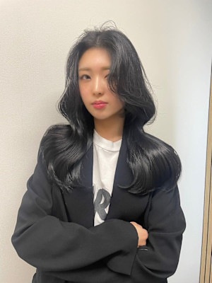 大人かわいいくびれミディラベンダーインナーカラー